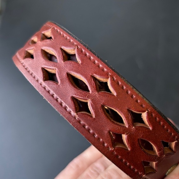 Vintage Mens Brown Leather Belt Western Cutout Design Gold Buckle Size 32 Indie - Picture 3 of 7